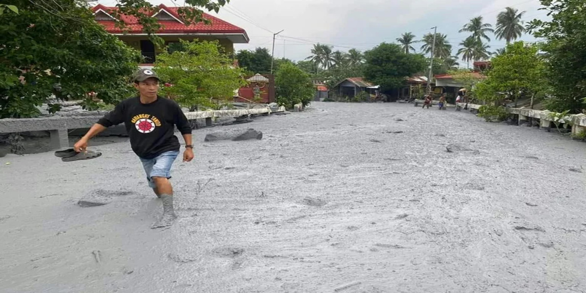 Torrent of volcanic mudflow hits Philippine village