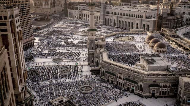 Gaza war hangs over hajj as pilgrims flock to Makkah
