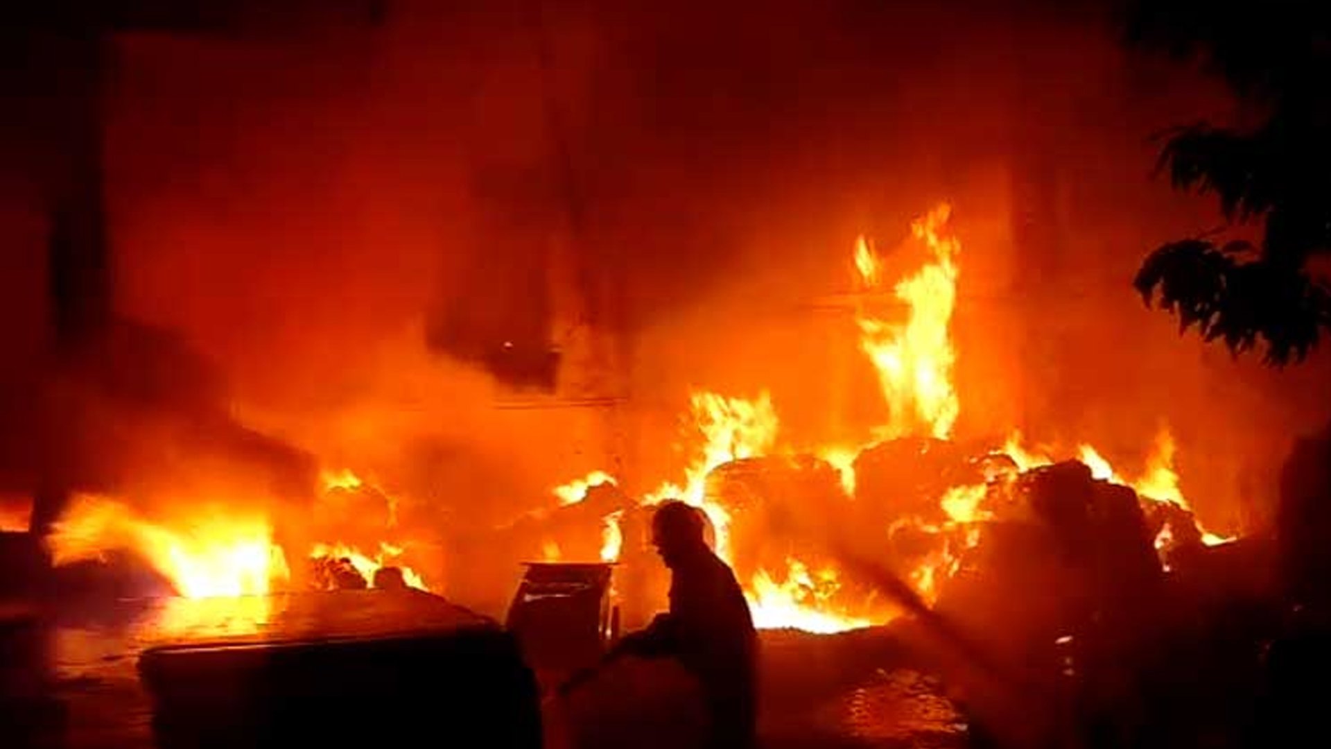 3 killed in Reazuddin Bazar fire in Ctg
