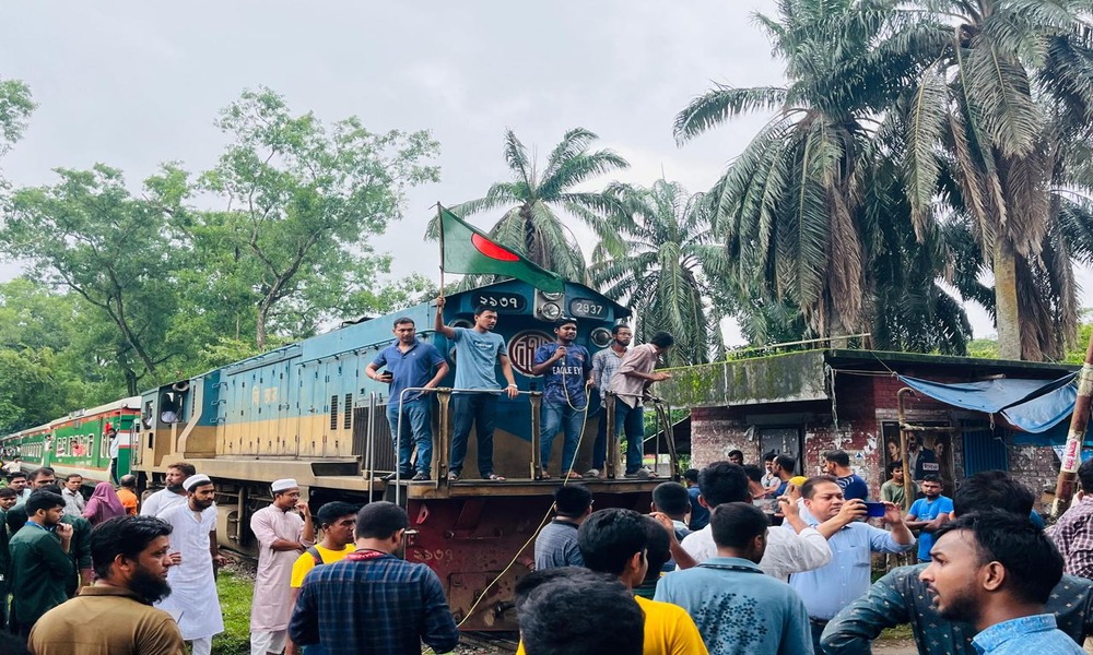 Protests against quota: 5 km tailback as students block Dhaka-Ctg highway