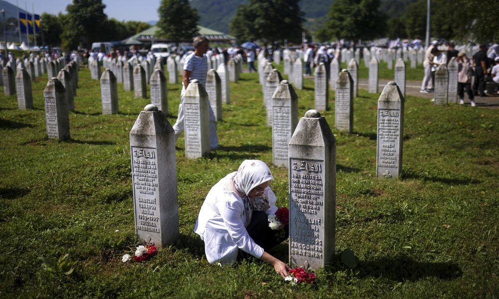 Thousands mark 1995 Srebrenica genocide