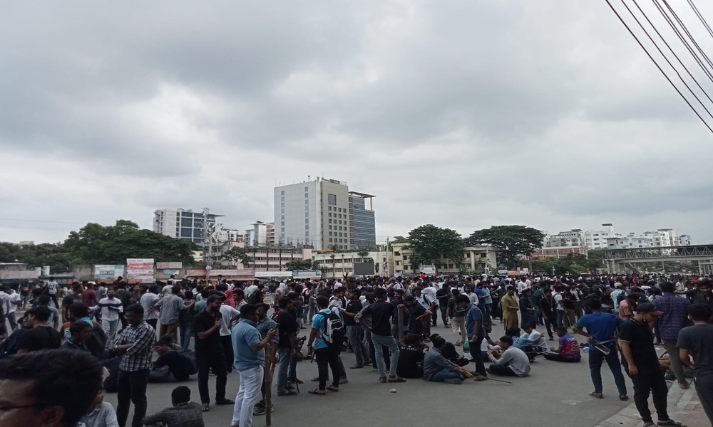 Quota protesters block major roads in Dhaka