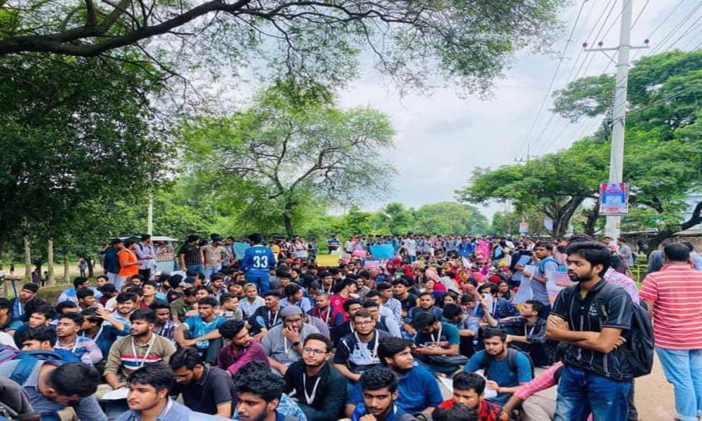 Quota protest: RU students block Rajshahi-Dhaka highway