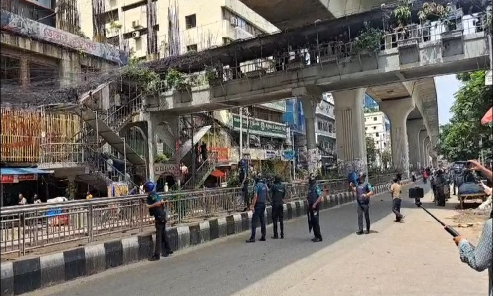 Police swoop on BNP near Baitul Mukarram