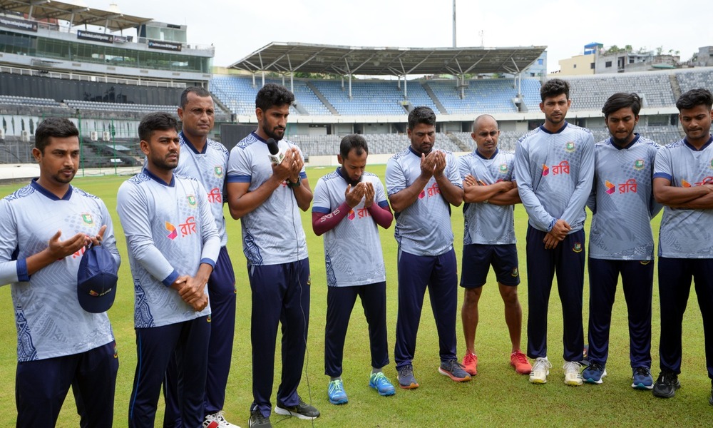 Bangladesh cricketers observe one-minute silence for victims of crackdowns, violence