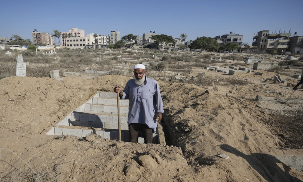 As Gaza death toll passes 40,000, corpses are buried in yards, streets, tiered graves