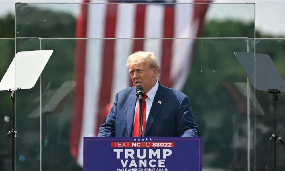 Trump speaks from behind bulletproof glass 