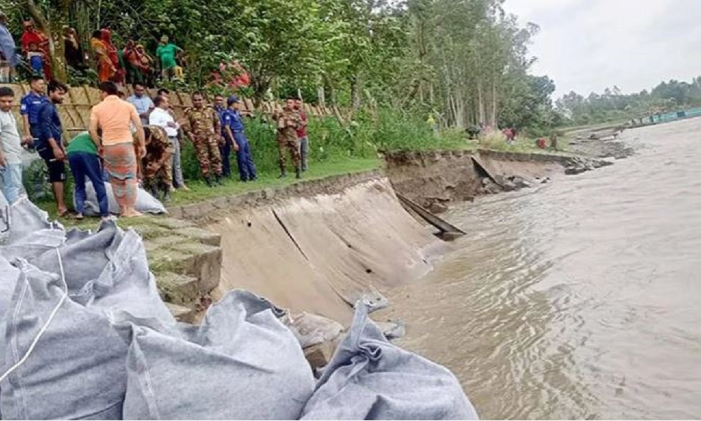 Erosion hits Jamuna embankment in Sirajganj