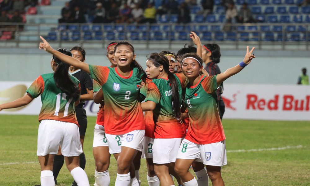 Bangladesh reach semifinals as group top