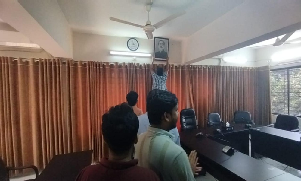 JU Anti-Discrimination Movement leaders remove Bangabandhu's portrait from council room