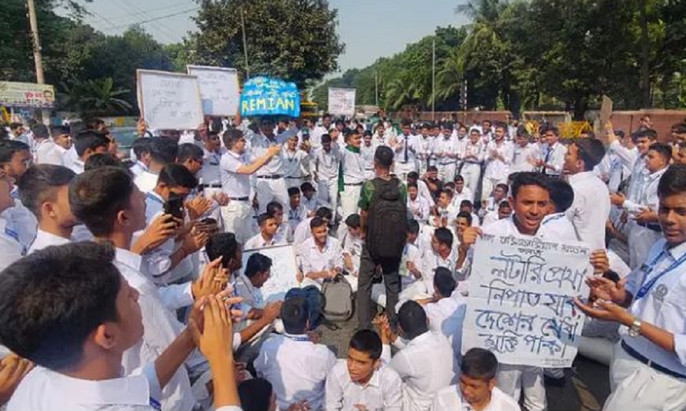 Dhaka Residential students block Mirpur road