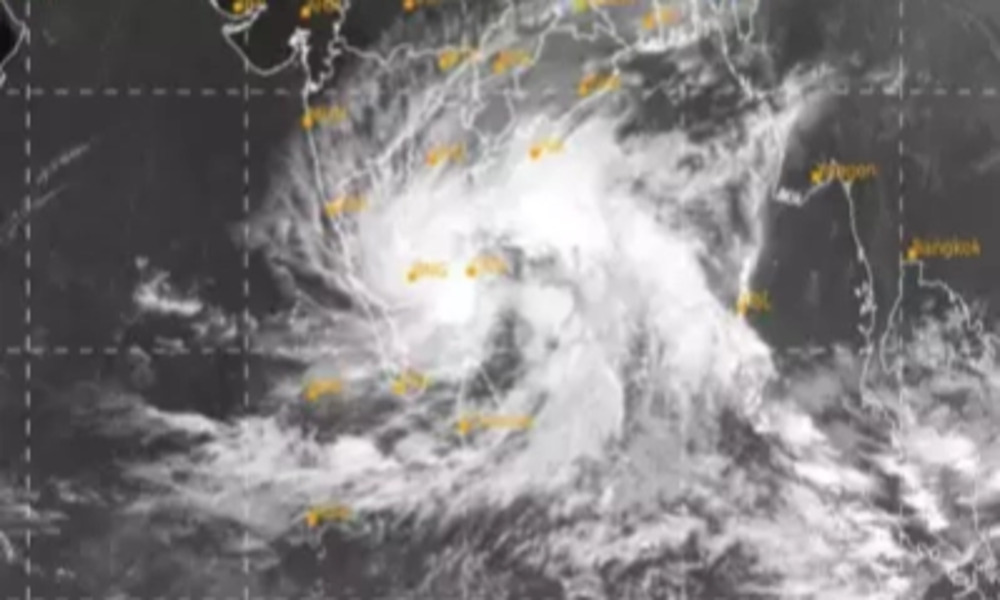 Cyclonic storm ‘Fengal’ moves west-northwestwards over Bay