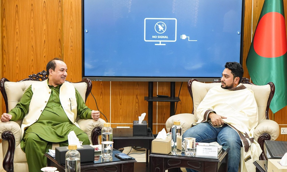 Singer Fateh Ali calls on adviser Nahid 